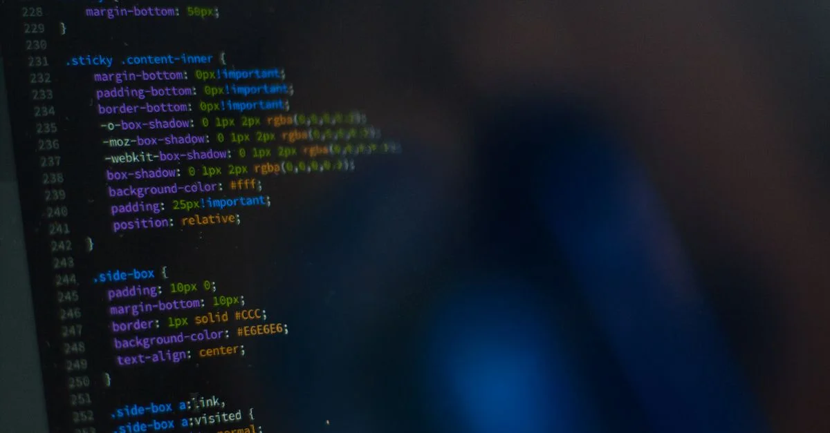 Gros plan sur du code CSS affiché sur un moniteur, mettant en avant le développement web.